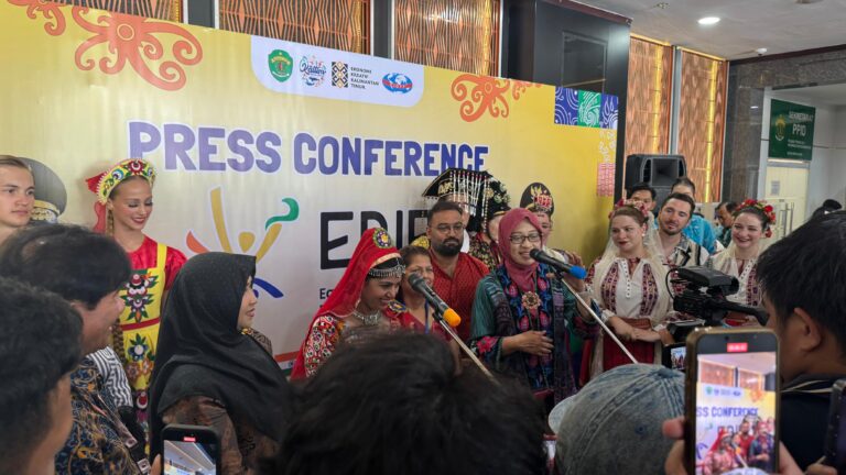 Foto Sekretaris Daerah Waktu Konferensi Pers